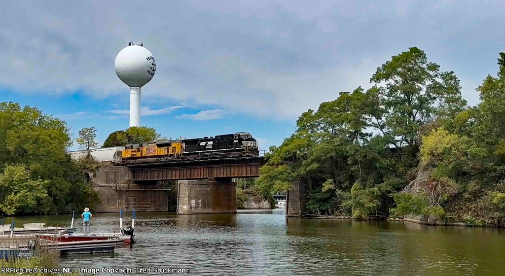 NS 4473 & UP 8564 lead 22X.